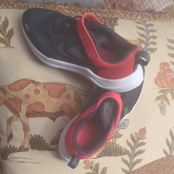 Nike Kids Black and Red Sneakers - Picture 3 of 4